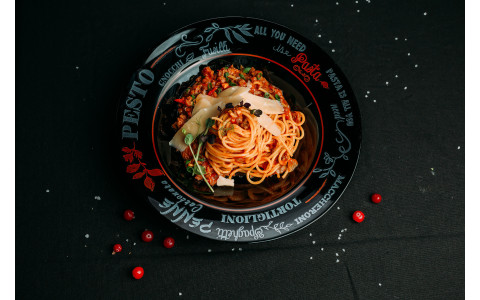 Спагетті зі смаженою яловичиною чілі в томатному соусі